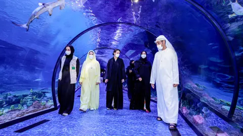 Las autoridades recorren el Acuario Nacional de Abu Dhabi. (WAM)