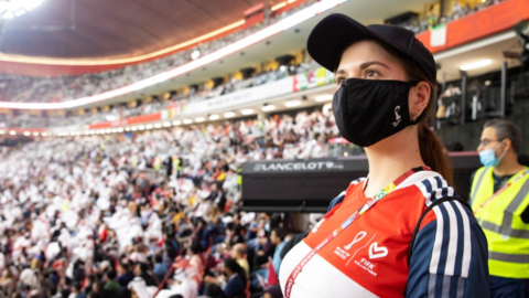 Una voluntaria de la FIFA. (FIFA)