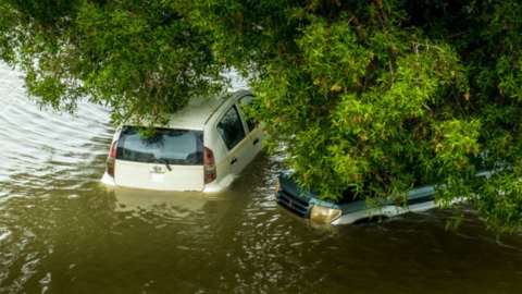 Dos coches inundados por la lluvia en Fujairah. (Twitter)