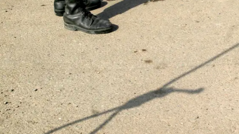 La sombra de un policía iraní y una soga en el suelo antes de una ejecución en Pakdasht, al sur de Teherán. (Fuente externa)