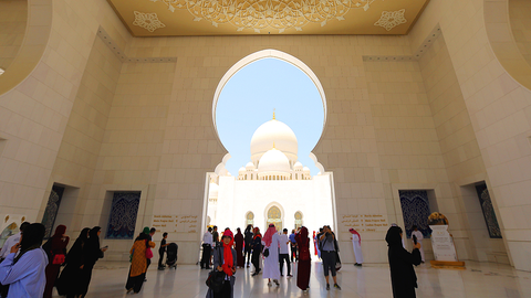 Visitantes en el interior de la Gran Mezquita Sheik Zayed en Abu Dhabi. (WAM)