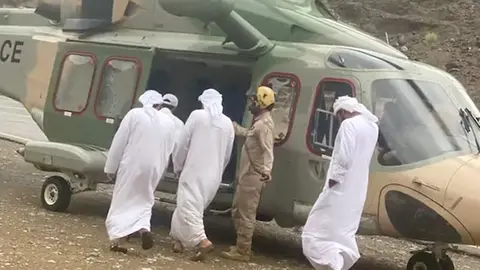 Helicóptero de la fuerza aérea de Omán realiza una operación de evacuación en Wilayat de Madha. (Policía de Omán)