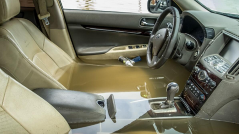 Un coche dañado por el agua en el emirato de Fujairah. (Twitter)