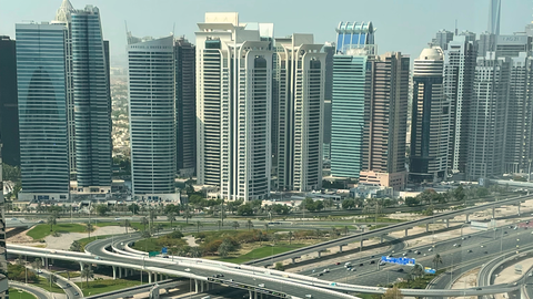 Perspectiva de la E11 con Dubai Marina al fondo. (EL CORREO)