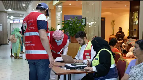 Voluntarios organizan la ayuda tras las inundaciones.