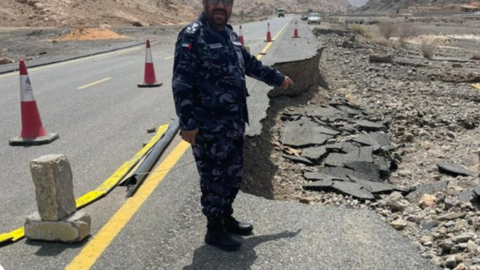 Un oficial muestra las secuelas por el mal tiempo en Fujairah. (Twitter)