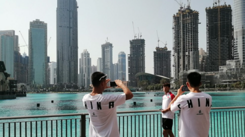 Una imagen de turistas chinos en la Fuente de Dubai. (EL CORREO)