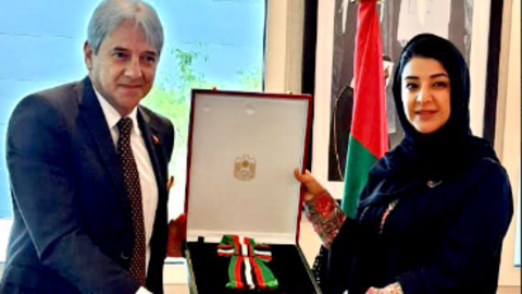 El embajador de Colombia en EAU recibe la Medalla de la Independencia. (Twitter)