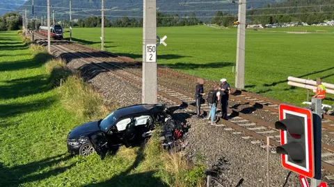 Estado en el que quedó el coche tras el choque con el tren. (Twitter)