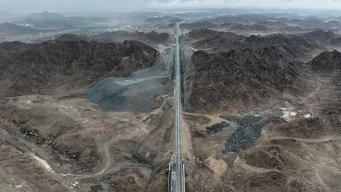 La Línea férrea atraviesa las montañas del emirato de Fujairah. (Etihad Rail)