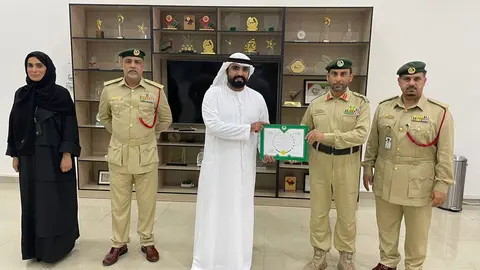 La Policía de Dubai difundió esta imagen de la entrega del reconocimiento al emiratí.