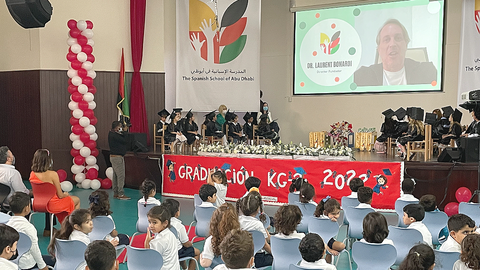 El director-fundador de The Spanish School Abu Dhabi, Laurent Bonardi, durante su intervención a través de videoconferencia en la clausura del curso 2021-2022. (EL CORREO)