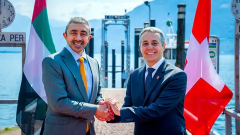 El ministro de Exteriores de EAU (izquierda) junto al presidente de Suiza. (WAM)