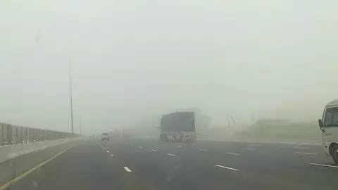 Tormenta de arena en una carretera de Dubai. (EL CORREO)