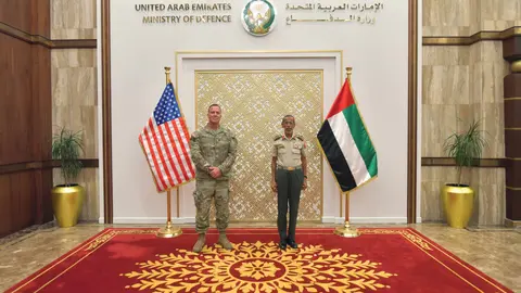 El comandante del Comando Central de Estados Unidos y el jefe de las Fuerzas Armadas emiratíes (derecha). (WAM)