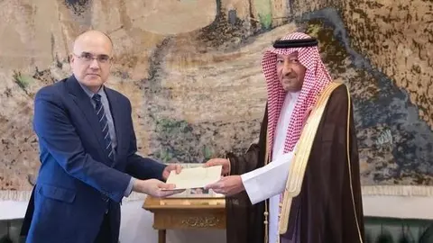 El embajador de Costa Rica ante el Reino entrega la carta al Viceministro de Relaciones Exteriores de Arabia Saudita, Waleed bin Abdulkarim Al-Khuraiji. (SPA)