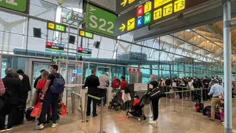 Puerta de embarque en Barajas de un vuelo a Dubai. (EL CORREO)