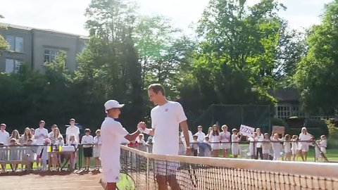 El pequeño Zizou con Roger Federer, su ídolo. (Imagen extraída de un vídeo difundido en Twitter)