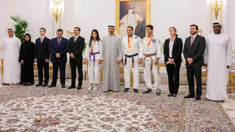 El presidente de EAU junto a los deportistas y otras autoridades. (WAM)