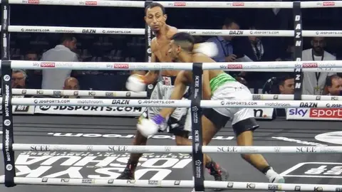 Georgiev (izquierda) le da un puñetazo a Rashed Belhasa en el evento Rage on the Red Sea en Jeddah el 20 de agosto de 2022. (Al Arabiya)