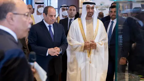 Abdel Fattah el-Sisi y Sheikh Mohamed bin Zayed Al Nahyan durante la presentación del proyecto de Al Alamein. (WAM)