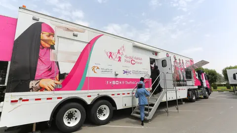 La clínica móvil de la Caravana Rosa realiza mamografías gratuitas por Sharjah. (WAM)