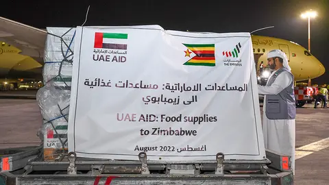 Carga de alimentos enviada por Emiratos a Zimbaue. (WAM)