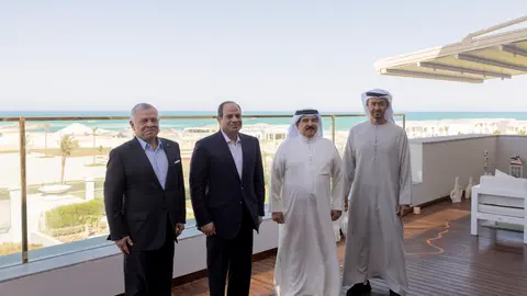 El presidente de Emiratos (primero a la izquierda) durante la reunión en Egipto. (WAM)