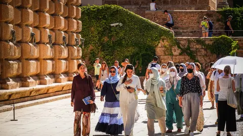 Integrantes de la familia real de Abu Dhabi visitan la Alhambra en Granada. (Ramón L. Pérez / ideal.es)