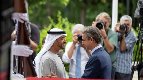 El presidente de Emiratos saluda al primer ministro griego. (WAM)