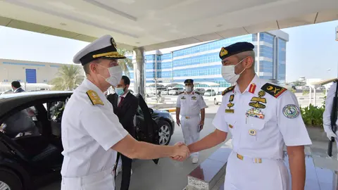 El jeque Saeed bin Hamdan bin Mohammed Al Nahyan y el vicealmirante Brad Cooper. (WAM)