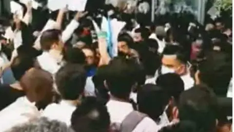 Los solicitantes de empleo en el hotel de Dubai. (Sai Sagar)