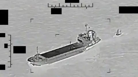 Captura de pantalla de un vdeo que muestra al barco de apoyo Shahid Baziar, a la izquierda, de la Armada del Cuerpo de la Guardia Revolucionaria Islámica de Irán remolcando ilegalmente un buque de superficie no tripulado Saildrone Explorer en aguas internacionales del Golfo, el 30 de agosto. (Foto de la Marina de los EEUU)