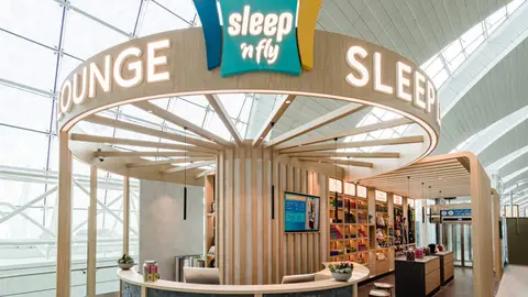 El nuevo sleep 'n fly ofrece cápsulas, camarotes y acceso a salones para los viajeros. (Twitter)