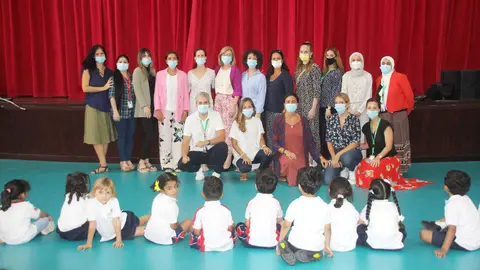 La directora, Eva Sánchez, con el equipo docente de The Spanish School Abu Dhabi durante el acto de bienvenida al curso 2022-23. (EL CORREO)