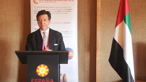 El embajador de España en Emiratos Árabes, Ínigo de Palacio, interviene durante un acto en Dubai del Spanish Business Council. (EL CORREO)