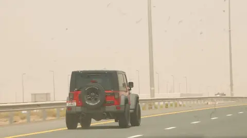 Una carretera durante una jornada de niebla en Dubai. (Álvaro Cruzado)