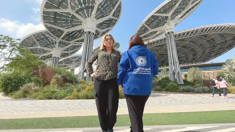 Visitantes ante el Pabellón Terra en Expo City Dubai. (EL CORREO)