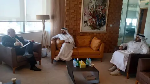 El embajador de Cuba en EAU durante el encuentro con autoridades de Abu Dhabi. (Facebook)