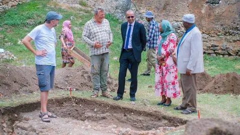 El ministro de Turismo y Patrimonio de Zanzíbar, Simai Mohammed Said, visita el sitio este verano. ( Ministerio de Turismo y Patrimonio de Zanzíbar)