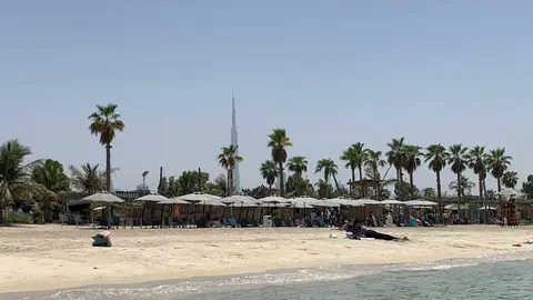 Una playa en Dubai en verano. (EL CORREO)