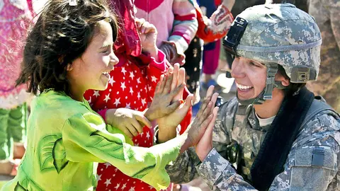 Las mujeres son hoy un socio clave en el mantenimiento de la paz y en las negociaciones de posguerra. (pxhere.com)