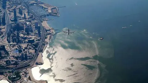 Esta foto distribuida por la Fuerza Aérea de EEUU muestra un B-52H Stratofortress de la Fuerza Aérea asignado a la 5.ª Ala de Bombas, sobrevolando la ciudad de Kuwait el 4 de septiembre de 2022.