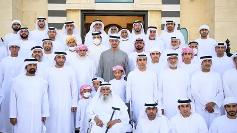 El presidente de EAU y la familia del astronauta emiratí. (WAM)