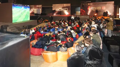 Amantes del fútbol siguen en El Cairo el clásico entre Real Madrid y FC Barcelona. (Cedida)