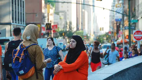 Mujeres musulmanas conversan en las calles de Nueva York. (pxhere.com)
