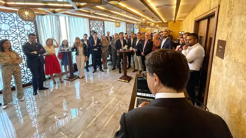 Decenas de personas atienden las palabras del embajador de España en el primer acto presencial de la nueva temporada del Spanish Business Council en Emiratos Árabes Unidos. (EL CORREO)