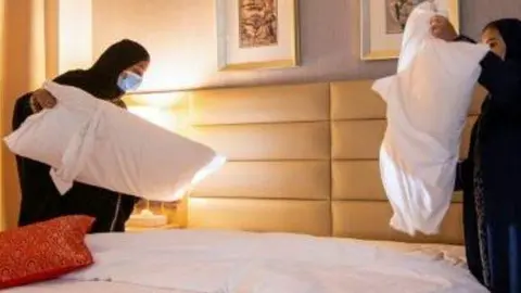 Mujeres saudíes camareras en hoteles. (Fuente externa)