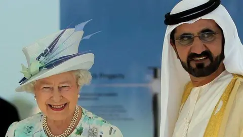 El gobernante de Dubai junto a la reina Isabel II. (Fuente externa)