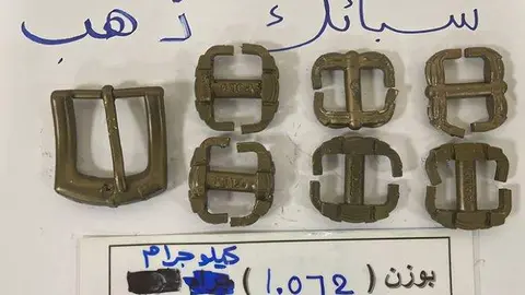 El oro en forma de hebillas de cinturones confiscado por la Aduana de Dubai.